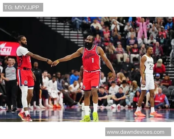 小吧观赛快船对阵鹈鹕主场赠送保罗快船10时期球衣给每位球迷 小吧观赛快船对阵鹈鹕主场赠送保罗快船10时期球衣给每位球迷