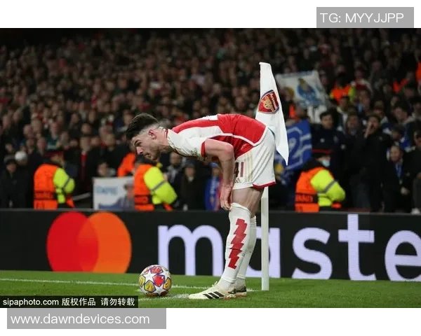 阿森纳球员提前布局拦截战术在中场线前的精彩表现