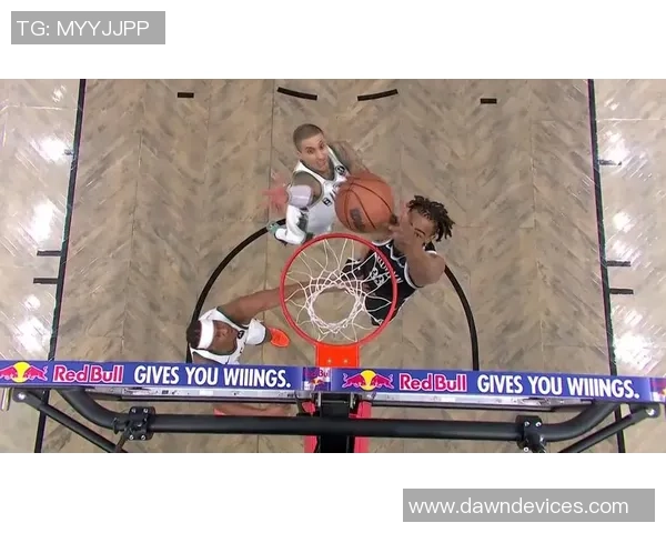 小南斯篮下强势进攻旱地拔葱单臂暴扣展现霸主风范