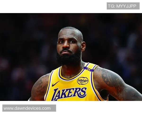 詹姆斯自26岁以来正负值领跑全队斯玛特紧随其后表现不俗 詹姆斯自26岁以来正负值领跑全队斯玛特紧随其后表现不俗