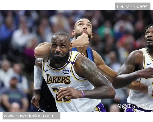 詹姆斯投篮与传球给八村的差异何在为何引发如此争议