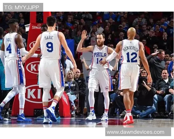 恩比德与鲍尔对决激烈76人半场微弱领先黄蜂三分球大战精彩纷呈