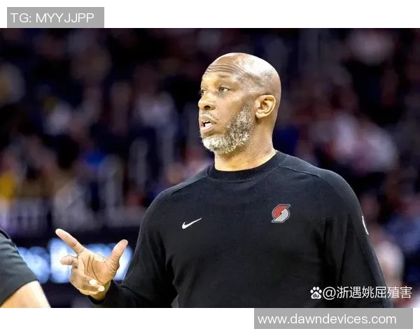 杨瀚森上半场未能登场开拓者面临9分落后困境继续期待机会