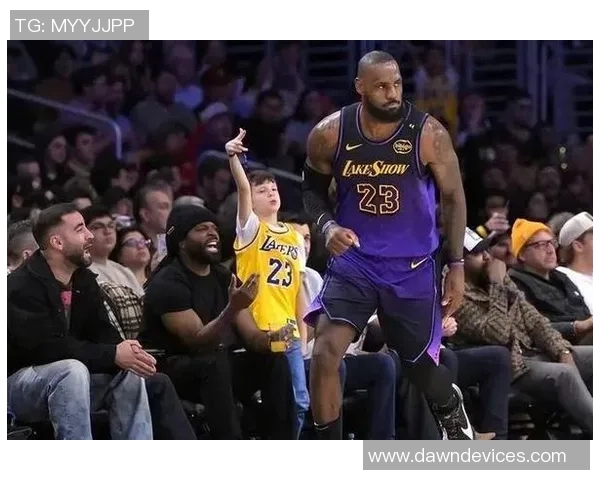 詹姆斯重返5对5训练感恩南湾湖人支持期待重回赛场表现